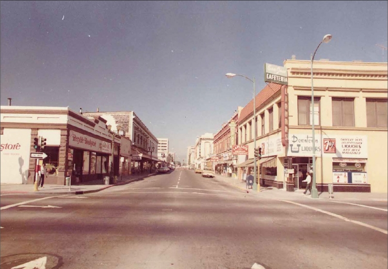 Calles San Fernando y Tercera mirando al Oeste a mediados de los años 1970.