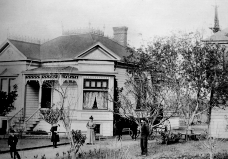 ここは、1890 年代初頭に現れたクイーン アン スタイルの家です (当時の番地は 319)。左からチャールズ、デラ、ローラ、ジョン・バーブ。