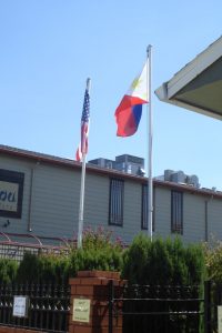 Imagen: Banderas de Filipinas y Estados Unidos en el Centro Comunitario Filipino en San José.