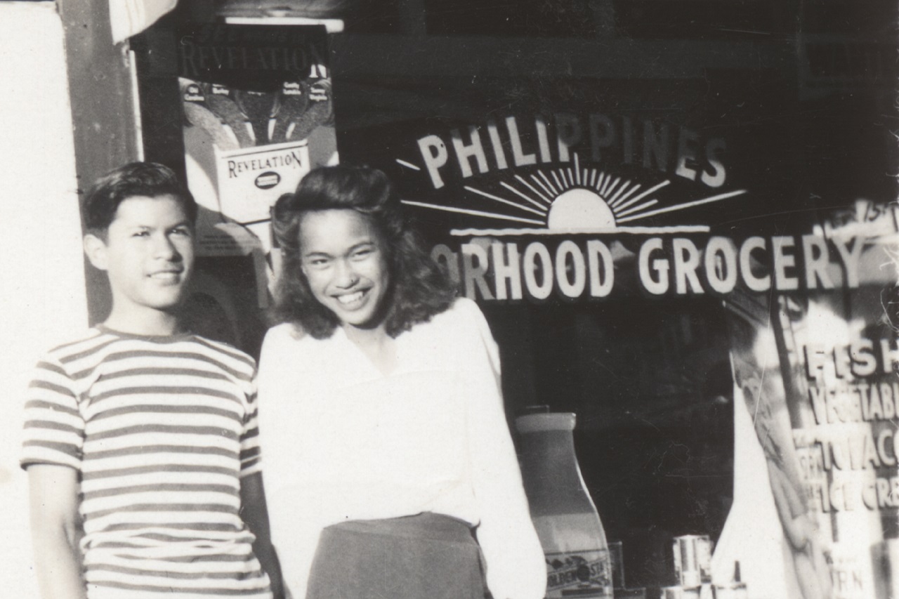 دو جوان آمریکایی فیلیپینی در مقابل خواربارفروشی Pacita Todtod ژست می گیرندtore در Pinoytown سن خوزه.