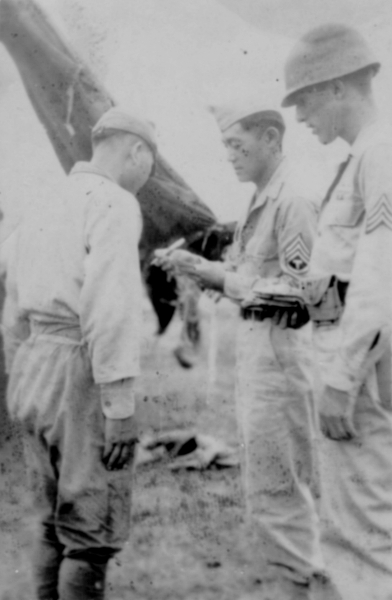 画像: 軍曹日本人捕虜を尋問するモフェット・イシカワ。