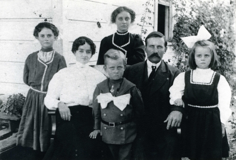A young Ralph Phillips (center) with his family in Cambria about 1910.