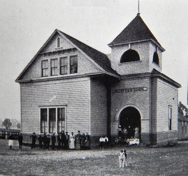 Trường Valley View được xây dựng vào giữa những năm 1890 cho các lớp mẫu giáo-8. Ảnh từ "Quận Santa Clara và Tài nguyên của nó" trang 251.