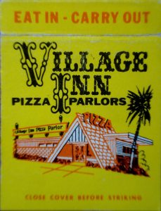 圖片：Village Inn Pizza Parlor 專營店的火柴盒封面。 拉爾夫·皮爾斯的收藏
