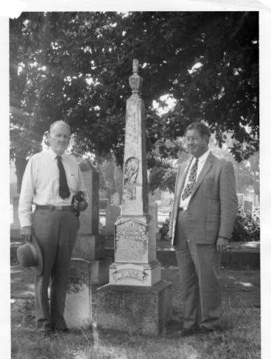 克莱德（左）与瓦德尔·F·史密斯上校在橡树山纪念公园蒙哥马利迷宫墓地合影。