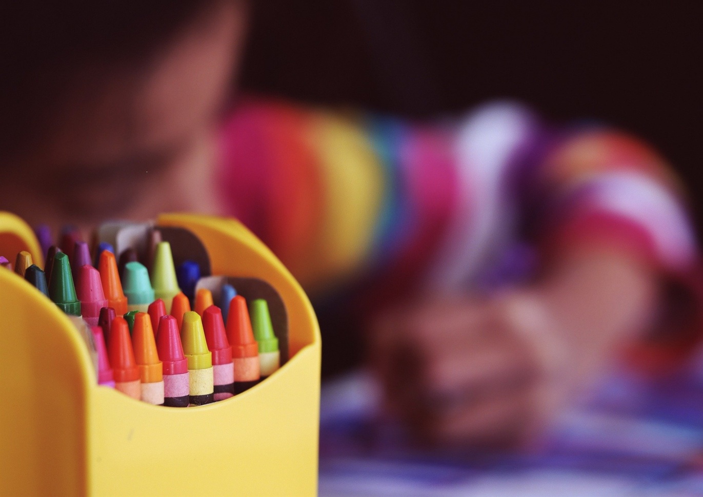 lápices de colores, niño, escritura