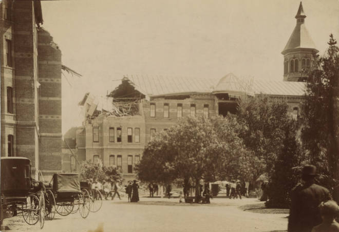 1906 年地震後阿格紐斯庇護所廢墟的照片。損失嚴重，造成 101 名患者和 11 名工作人員死亡。