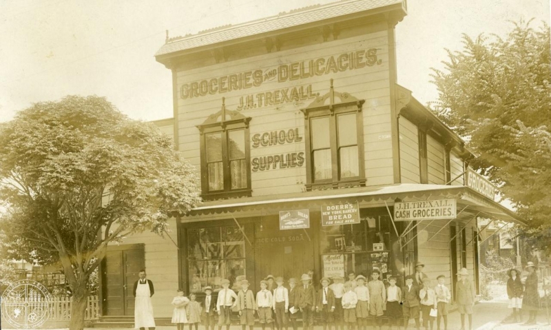 Một bức ảnh chụp cửa hàng tạp hóa của John Trexall vào khoảng năm 1911tore
