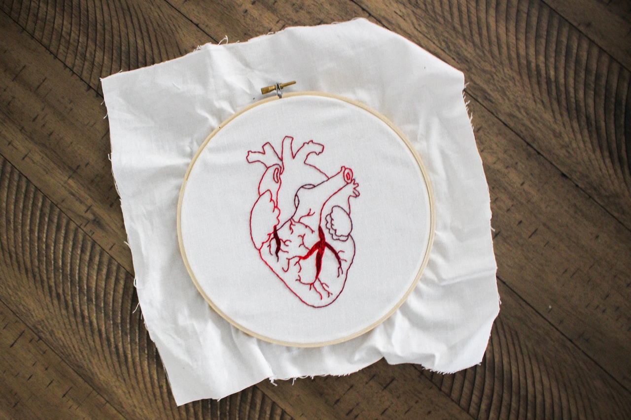 Fotografía de un patrón de punto de cruz circular de un corazón humano.