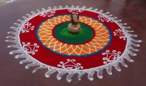 một rangoli với thiết kế phức tạp