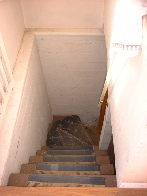 地下室の階段