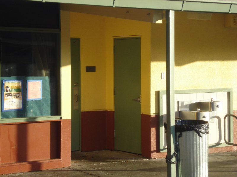 Hình ảnh: Cánh cửa tủ nghe nhìn cũ ở trường tiểu học Canoas.