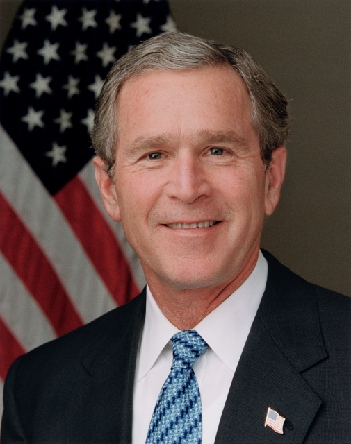布希總統在羅斯福廳藍色時間/喬治·W·布希總統的官方肖像中擺出姿勢，拍攝他的官方肖像，2003 年。