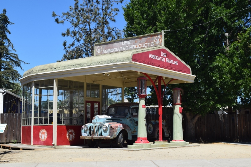 Esta estación de gasolina asociada de 1927 se encontraba en la esquina de las calles Market y Julian. Después de ser demolido en 1978, Sutory San José dispuso su traslado a Sutory Parque.