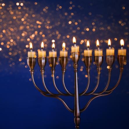 Thắp sáng Hanukkah menorah với những ngọn lửa ma thuật tỏa ra từ ngọn lửa.
