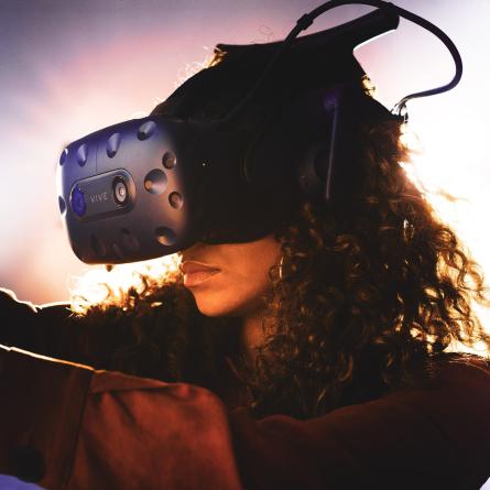 Chica con casco de realidad virtual puesto.