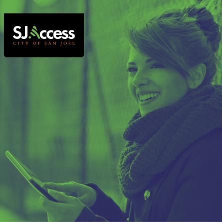Mujer apoyada contra una valla con un teléfono inteligente en la mano. Logo: SJ Access.