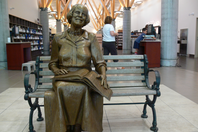 露易丝洞雕像-露易丝洞图书馆