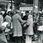 Christmas shoppers buy chestnuts, Chicago, 1977. Source: Special Collections, Chicago Loop Alliance Collection, Box 6, Folder 11, Image 6.