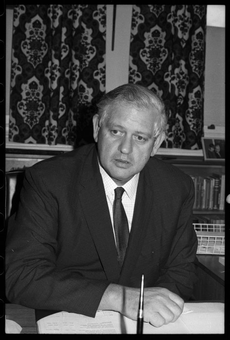 Prime Minister Norman Kirk. Macfarlane, Ian : Negatives of Graham Bagnall and Norman Kirk. Ref: 35mm-00277-b-F. Alexander Turnbull Library, Wellington, New Zealand. /records/22910147